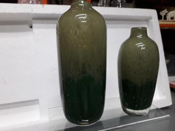 2 VINTAGE GROENE VAZEN in PERFECTE STAAT vaste prijs 10 EURO beschikbaar voor biedingen