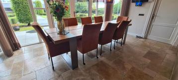 Mooie tafel beschikbaar voor biedingen