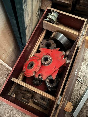 Dieverse frees koppen kist vol van kozijnen fabriek beschikbaar voor biedingen