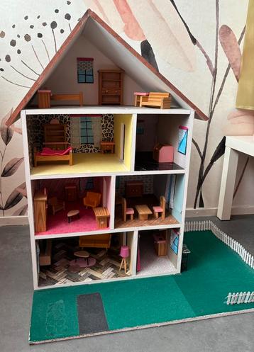 Poppenhuis inclusief meubeltjes beschikbaar voor biedingen