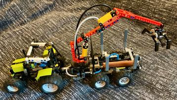 Lego Technic 8049 tractor with log loader beschikbaar voor biedingen