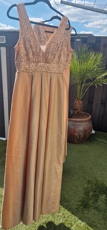 Champagnekleurige galajurk met tasje beschikbaar voor biedingen