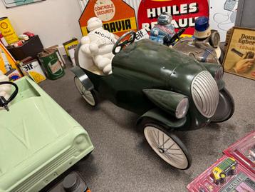 Vintage metalen Trapauto beschikbaar voor biedingen