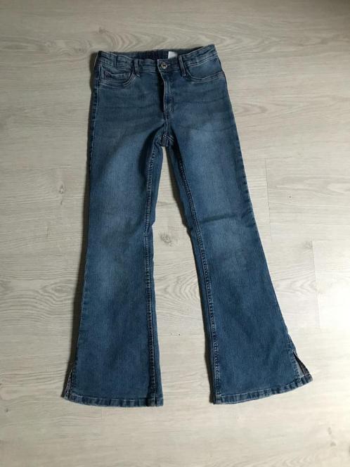 flared spijkerbroek (H&M), Kinderen en Baby's, Kinderkleding | Maat 134, Zo goed als nieuw, Meisje, Broek, Ophalen of Verzenden