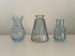 Vaasje flesje blauw glas diverse vormen relief, Huis en Inrichting, Woonaccessoires | Vazen, Blauw, Ophalen of Verzenden, Minder dan 50 cm