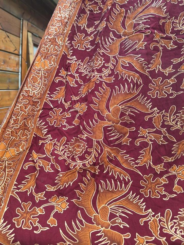 Bijzondere batikstof – rood/donkerrood met geel/goud katoen, Hobby en Vrije tijd, Stoffen en Lappen, Nieuw, Katoen, Rood, Ophalen of Verzenden