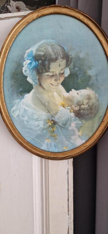 Mooie brocante ovale lijst met moeder en kind beschikbaar voor biedingen