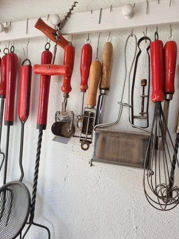 Antiek Keukengerei met rekje beschikbaar voor biedingen
