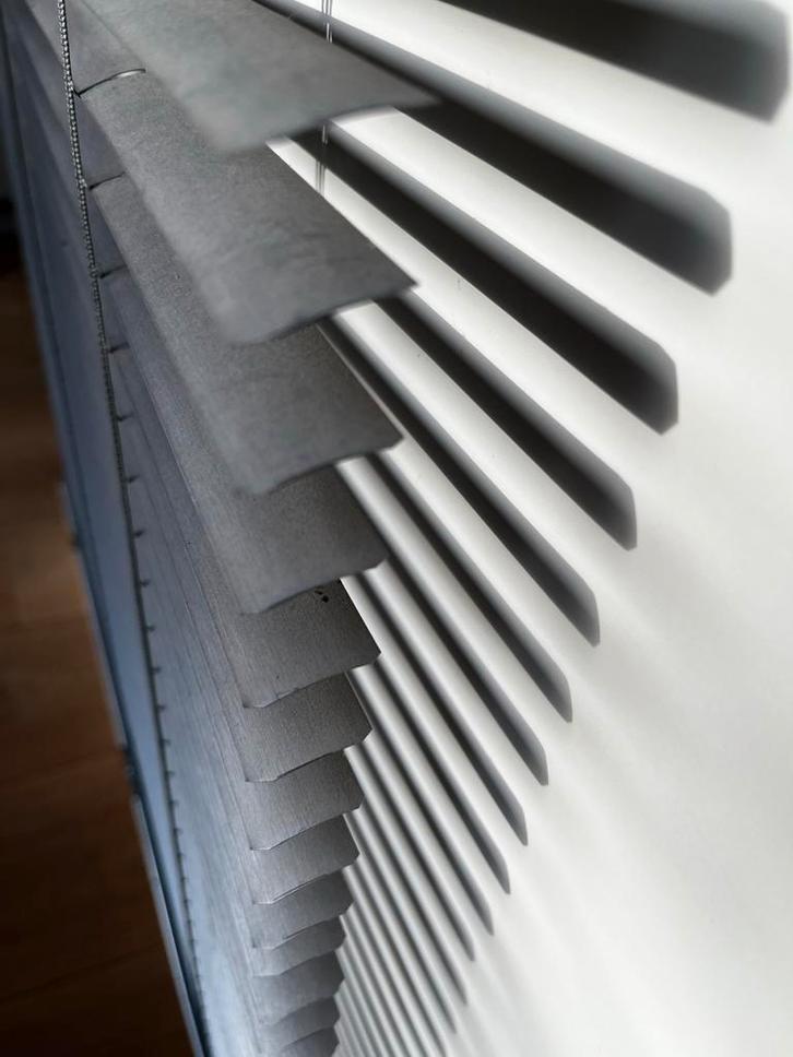 Grijze horizontale jaloezieën - 5 stuks, Huis en Inrichting, Stoffering | Gordijnen en Lamellen, Gebruikt, 200 cm of meer, 50 tot 100 cm