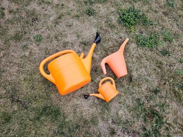 2x oranje gieter + oranje waterkan beschikbaar voor biedingen