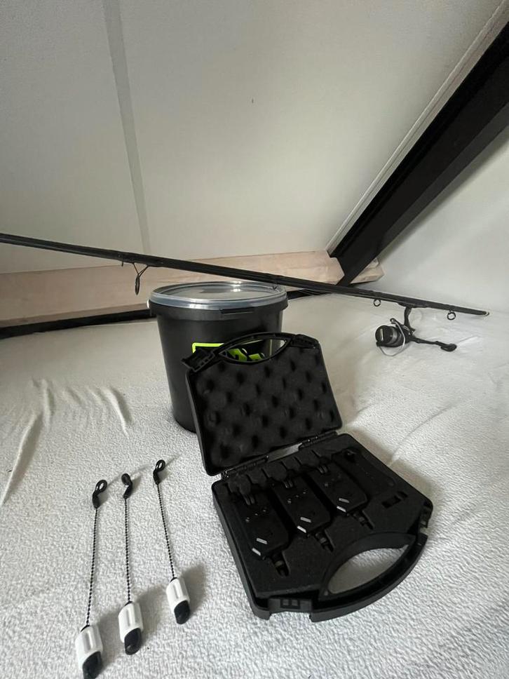 Veel karpervis spullen, Watersport en Boten, Hengelsport | Karpervissen, Zo goed als nieuw, Complete set, Ophalen