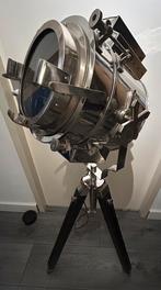 Vintage nautische chroomkleurig zoeklicht op zwarte driepoot, Overige materialen, 100 tot 150 cm, Zo goed als nieuw, Nautisch / Studio / Vintage / Hollywood