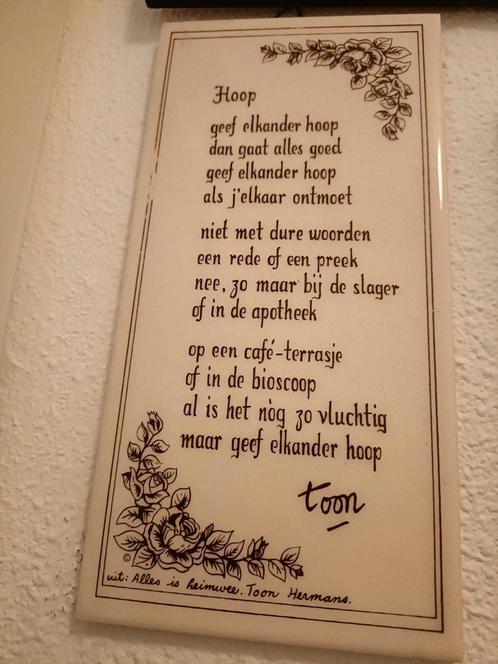 Wandtegel met gedicht 'Hoop' van Toon Hermans, Antiek en Kunst, Antiek | Wandborden en Tegels, Ophalen of Verzenden