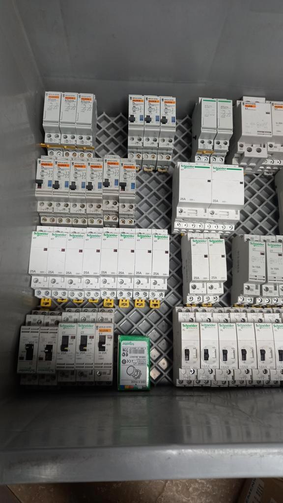 Magneetschakelaars,  contactors Schneider, Eaton Moeller,, Doe-het-zelf en Verbouw, Elektra en Kabels, Zo goed als nieuw, Overige typen