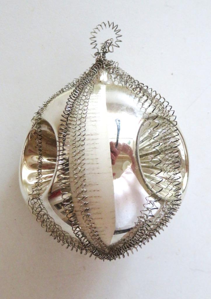 Oude Kerstbal: Deukbal 04 Zilver, witte stroken en draad, Diversen, Kerst, Ophalen of Verzenden