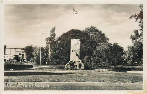 (387-253-029) Arnhem Oorlogs monument, Verzamelen, Ansichtkaarten | Nederland, Gelderland, Verzenden