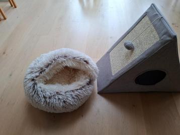 GRATIS af te halen kattenmand en krabhuisje. beschikbaar voor biedingen