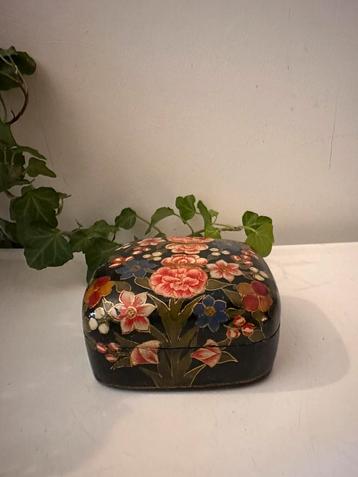 Handbeschilderd lakdoosje beschikbaar voor biedingen