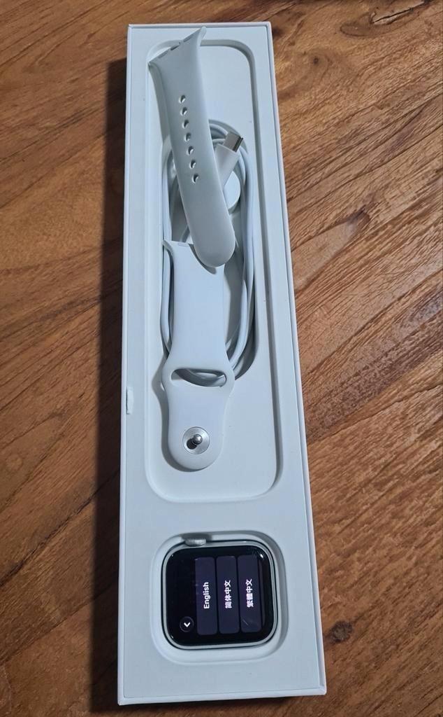 Apple Watch SE 2e generatie uit 2023, Sieraden, Tassen en Uiterlijk, Smartwatches, Gebruikt, iOS, Zwart, Waterdicht, Ophalen of Verzenden