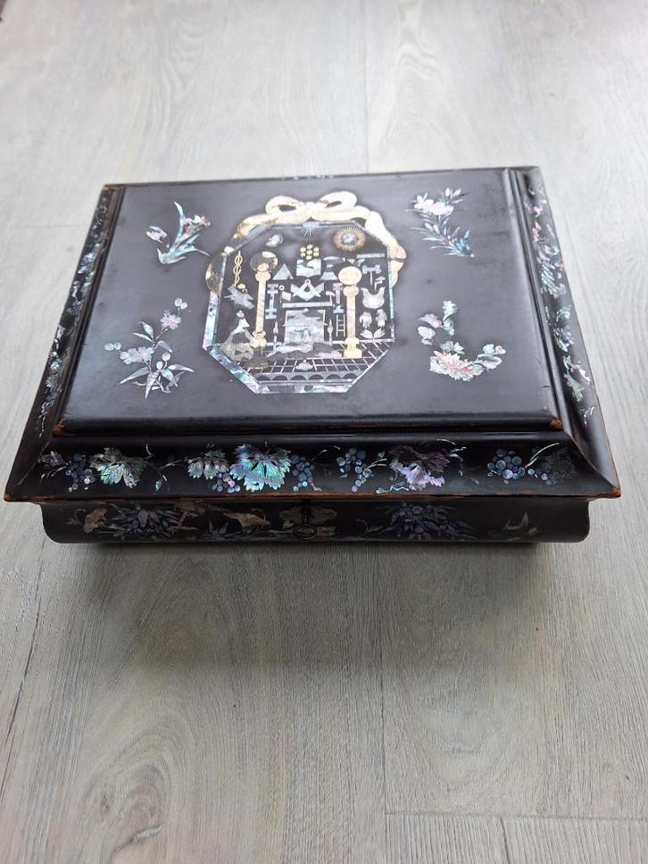 Japans lak-kistje met parelmoer inlegwerk Antiek, Antiek en Kunst, Antiek | Woonaccessoires, Ophalen of Verzenden