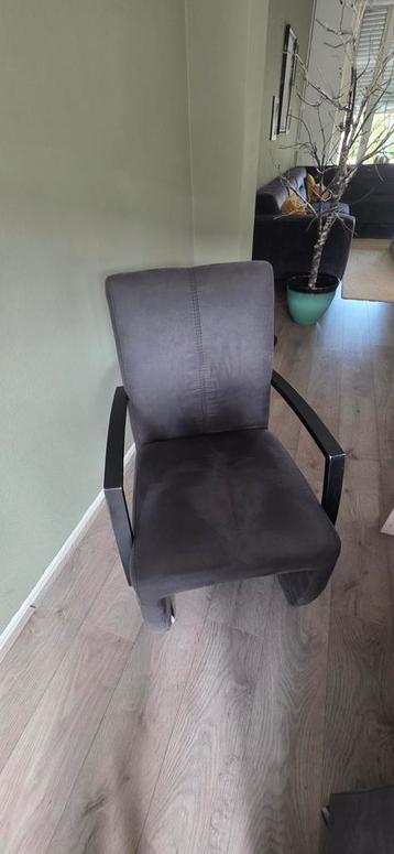 4 Eetstoelen  beschikbaar voor biedingen