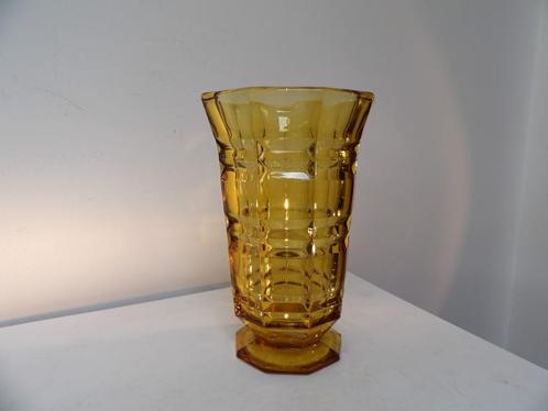 Art Deco Franse relief Vaas, Amber, Antiek en Kunst, Antiek | Vazen, Ophalen of Verzenden