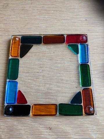 Onderzetter gekleurd glas  beschikbaar voor biedingen