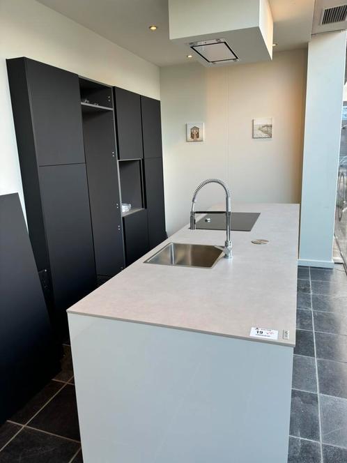 Italiaanse design shouwmodel keuken, Huis en Inrichting, Keuken | Complete keukens, Wit, Ophalen