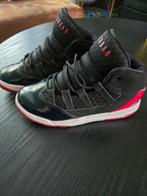 Mooie nette Jordans maat 32, Kinderen en Baby's, Kinderkleding | Schoenen en Sokken, Gebruikt, Sportschoenen, Ophalen of Verzenden
