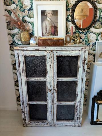 Oude Geleefde Kast Byzantijns Glas Ibizastijl beschikbaar voor biedingen