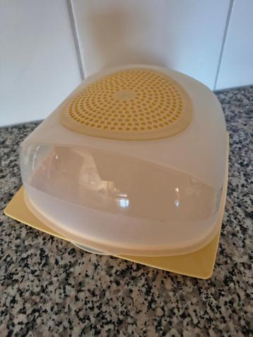 tupperware kaasdoos beschikbaar voor biedingen