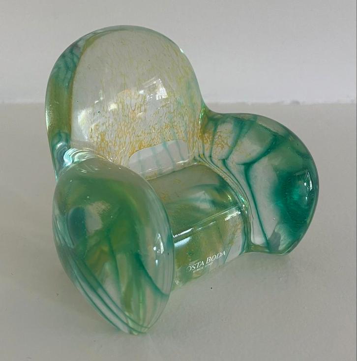 Kosta Boda, Bon Bon miniatuurfauteuil / Kjell Engman, Antiek en Kunst, Kunst | Designobjecten, Ophalen of Verzenden