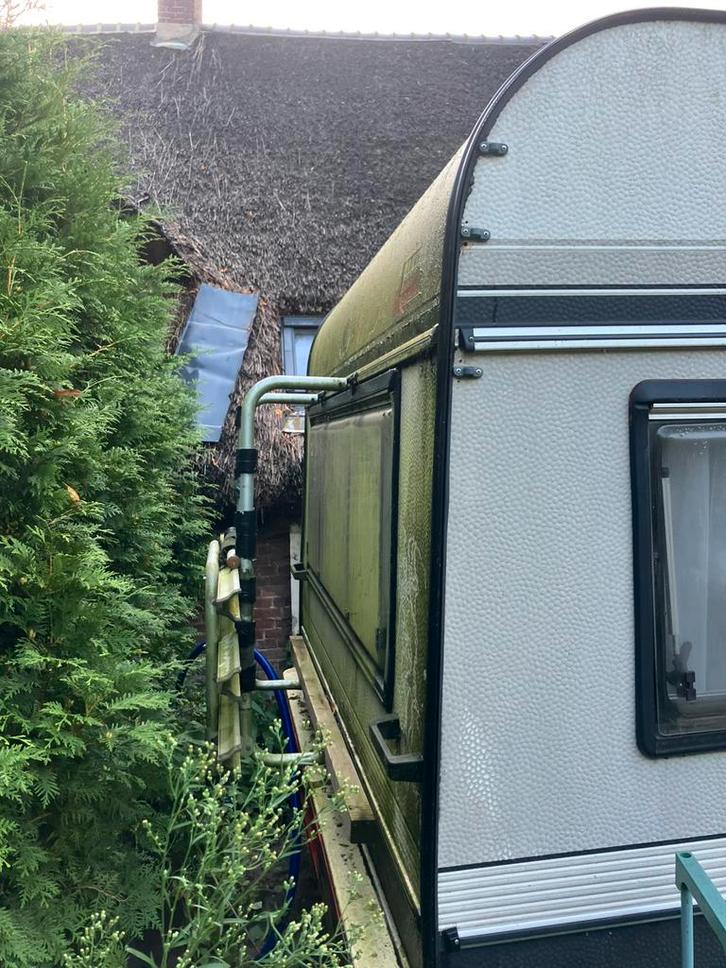 caravan € 1800, Caravans en Kamperen, Caravans, Particulier, tot en met 4, Rondzit, Douche, Fietsenrek, Koelkast, Watertank vast