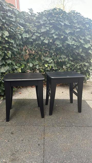 Twee zwarte houten tafeltjes