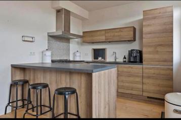 Super mooie hout look keuken met goed werkend apparatuur beschikbaar voor biedingen