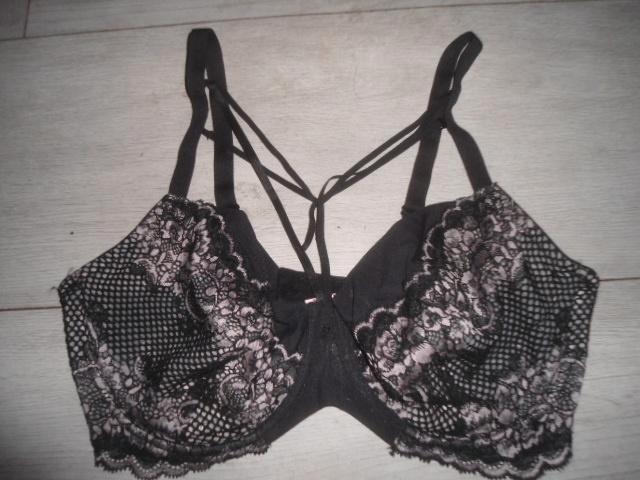 NIEUWSTAAT! Hunkemöller; Opvallend mooie BH; maat 90E, Kleding | Dames, Ondergoed en Lingerie, BH, Zwart, Verzenden