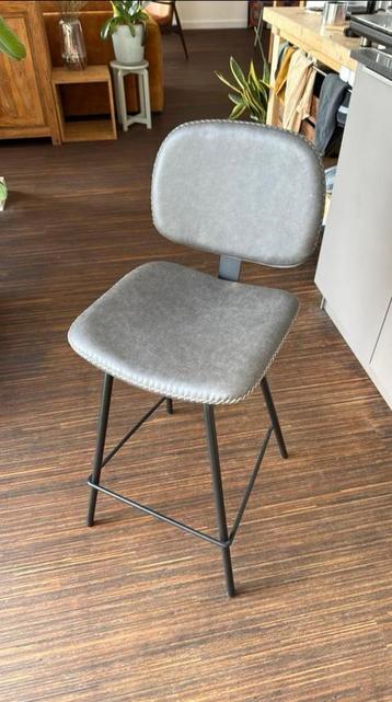 Barkruk met (kunst)leer beschikbaar voor biedingen
