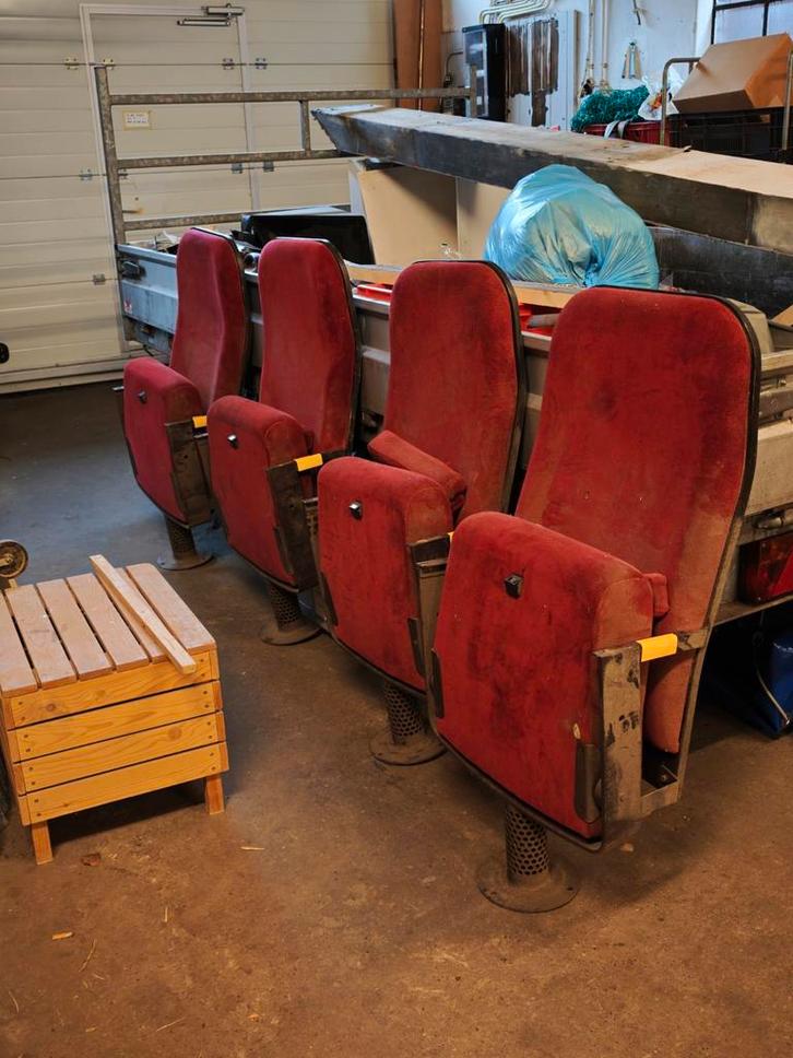 4 Theater/Bioscoop Stoelen met Armleuningen, Huis en Inrichting, Stoelen, Gebruikt, Vier, Metaal, Stof, Rood, Ophalen of Verzenden
