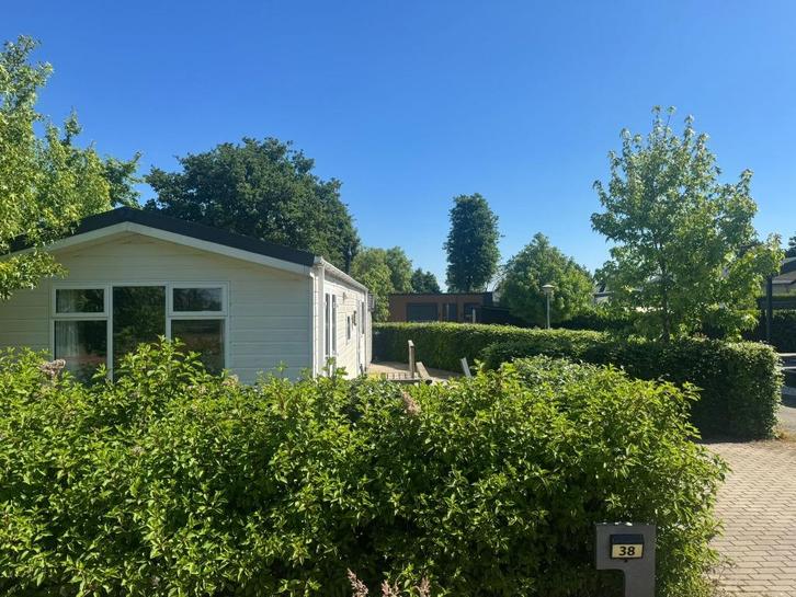 Schitterende chalet te koop van 3 jaar jong op eigen grond, Caravans en Kamperen, Stacaravans, tot en met 2, Ophalen