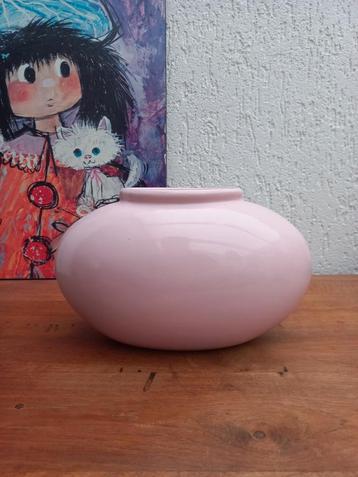 Oudroze vaas. Vintage. Roze. Retro keramiek beschikbaar voor biedingen