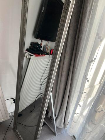 Zilverkleutige staande spiegel beschikbaar voor biedingen