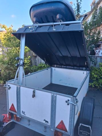 Auto accessoire met dakkoffer en fietsendragers z.g.a.n. beschikbaar voor biedingen