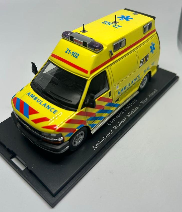 Ambulance Chevrolet GMT610  21-102 zeer mooi en zeldzaam, Hobby en Vrije tijd, Modelauto's | 1:43, Zo goed als nieuw, Auto, Overige merken