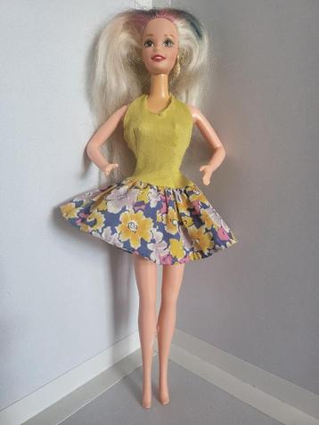 Barbiepop met bloemetjesjurk en lang blond haar beschikbaar voor biedingen
