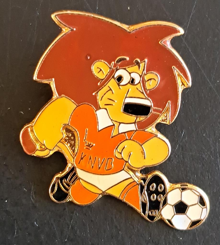 LOEKI PIN - KNVB, Verzamelen, Speldjes, Pins en Buttons, Ophalen of Verzenden, Gebruikt, Sport, Speldje of Pin