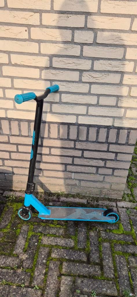 Stuntstep zwart met blauwe accenten, Fietsen en Brommers, Steps, Ophalen of Verzenden