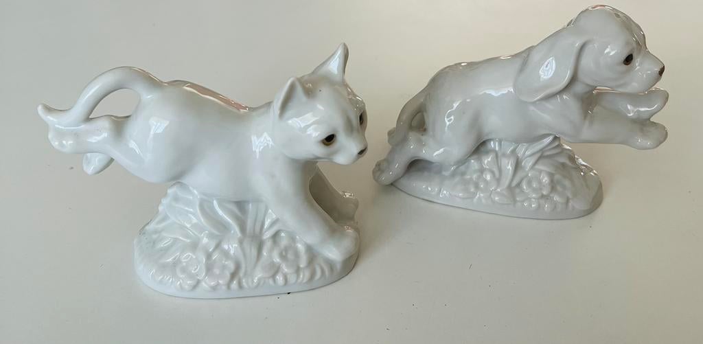 2 porseleinen beelden hond en kat, Verzamelen, Beelden en Beeldjes, Ophalen of Verzenden, Zo goed als nieuw, Dier
