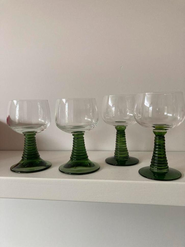 4 vintage Roemer wijnglazen met groene voet, Huis en Inrichting, Keuken | Servies, Gebruikt, Glas of Glazen, Overige stijlen, Glas