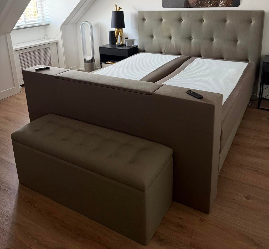 Swiss Sense boxspring (elektr.) 180x200cm, tvlift en bedbank, Ophalen, Zo goed als nieuw, Tweepersoons, 180 cm
