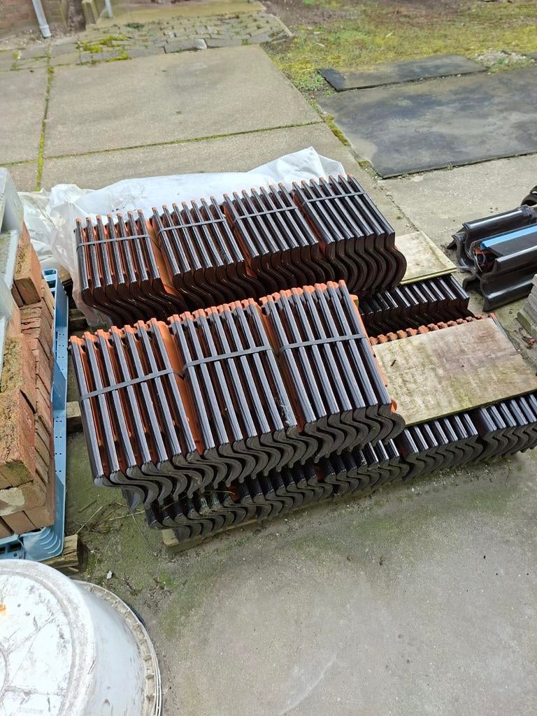 140 Zwarte Laumans dakpannen, nieuw., Steen of Klei, Zwart, Nieuw, Ophalen of Verzenden